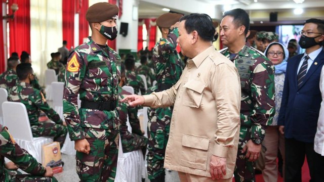 Menteri Pertahanan Prabowo Subianto mengecek anggota Akademi Militer. Foto: TNI AD