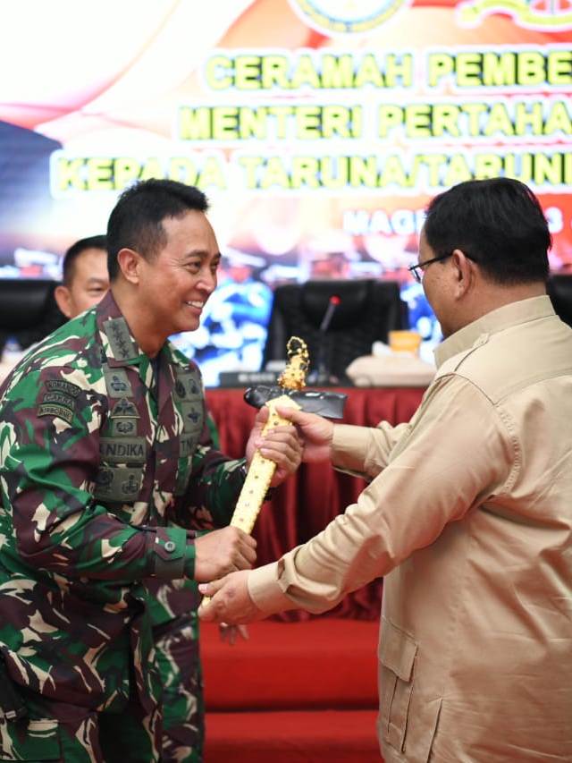 KASAD Andika Perkasa saat menyambut Menteri Pertahanan Prabowo Subianto di Akademi Militer. Foto: TNI AD