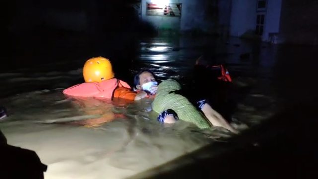 Proses evakuasi lansia korban banjir di Kota Gorontalo. Sabtu, (4/7). Foto: Dok istimewa