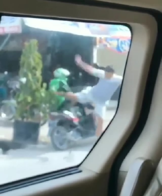 Viral video seorang lelaki melayangkan tendangan kungfu kepada seorang ojol. (Foto: Instagram/Tangkapan Layar @lambe_ojol)