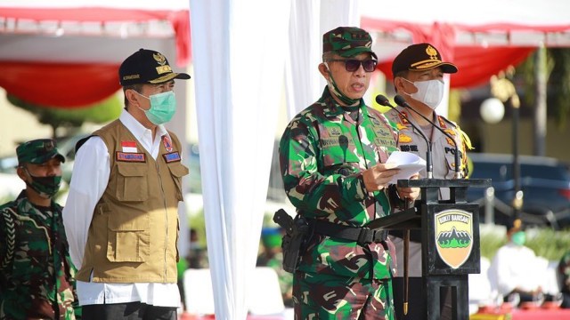 PANGLIMA Kodam I/Bukit Barisan, Mayjen TNI Irwansyah, saat memimpin Apel Kesiapsiagaan dalam Penanganan Karhutla, Sabtu, 4 Juni 2020, di halaman Kantor Gubernur Riau. 