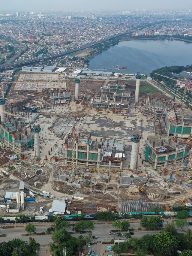 Foto udara proyek pembangunan Jakarta International Stadium (JIS) atau Stadion BMW di Jakarta. Foto: Hafidz Mubarak/Antara Foto