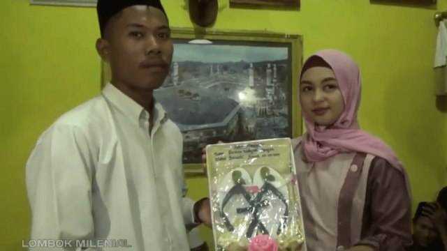 Bikin Iri, Pria di Lombok Nikahi Gadis dengan Mahar Sandal Jepit dan Segelas Air (28987)