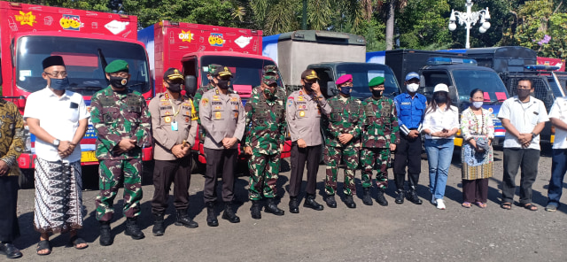 Perwira Tinggi Polri dan TNI Alumni Akabri ‘89 berbagi sembako di kantor Kelurahan Kragilan, Gondangrejo