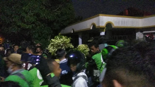 Pria Penendang Ojol: Didatangi Massa, Dicokok Polisi (85273)