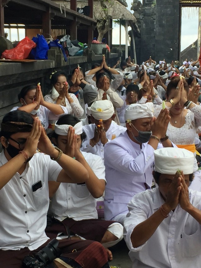 Upacara "Pamahayu Jagat" atau doa syukur menyambut new normal di Pura Besakih, Kabupaten Karangasem Bali, Minggu (5/7). Foto: Denita br Matondang/kumparan