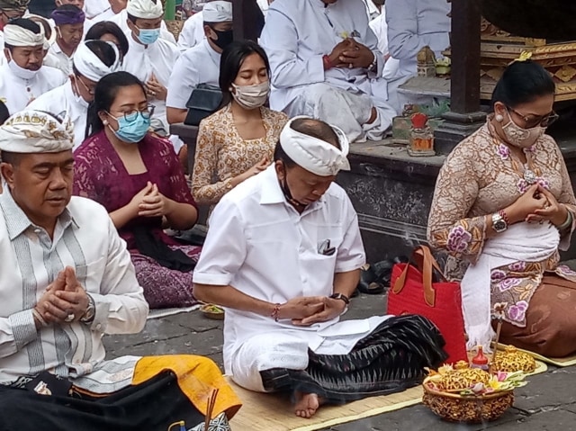 Gubernur Bali Wayan Koster (tengah) turut serta dalam persembahyangan - WIB