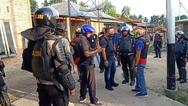 Petugas melakukan penangkapan terkait unjuk rasa berujung rusuh di Madina, Sumut. Foto: Istimewa﻿