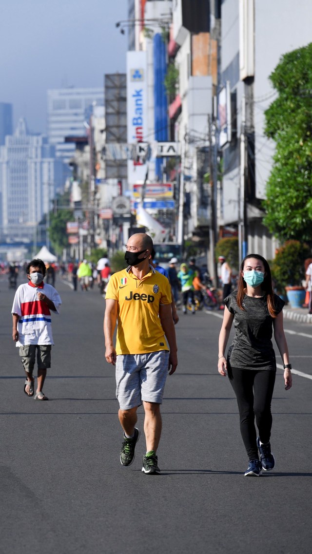 Sejumlah warga mengenakan masker saat berolahraga pada Car Free Day (CFD) di Jalan Gajah Mada, Jakarta, Minggu (5/7). Foto: Hafidz Mubarak A/ANTARA FOTO