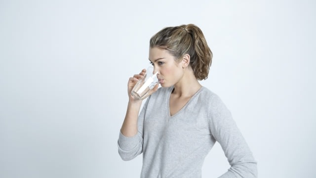 Ilustrasi perempuan bernapas saat sedang minum air putih. Foto:  Thinkstock