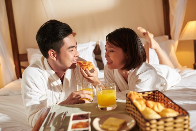 Ilustrasi pasangan suami istri makan bersama. Foto: Dok. Shutterstock