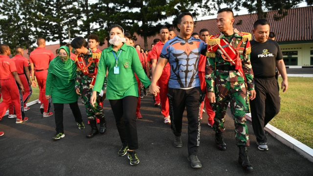 KSAD Jenderal Andika Perkasa olahraga bersama dengan Taruna Akmil. Foto: Dispenad