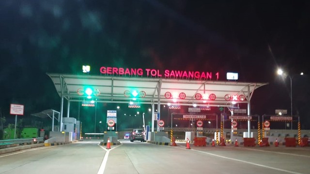 Gerbang tol Sawangan I di ruas Tol Desari (Depok-Antasari).  Foto: Prameshwari/ kumparan