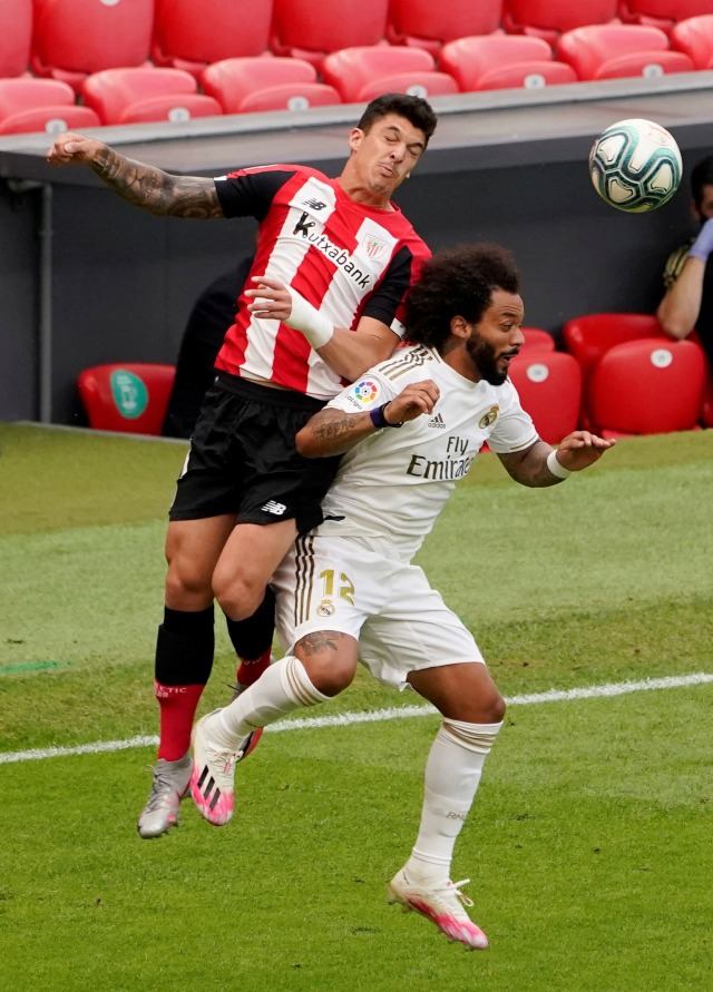 Pemain Real Madrid Marcelo berebut bola dengan pemain Athletic Bilbao pada lanjutan La Liga di stadion San Mames, Bilbao, Spanyol. Foto: Vincent West/REUTERS