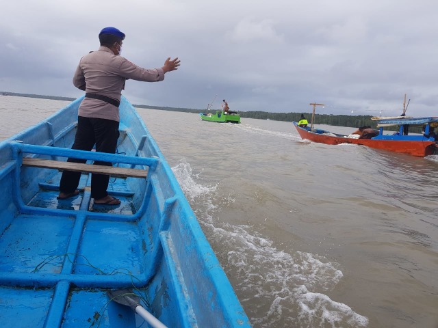 Kasat Polair Polres Mimika, AKP Frits Erari memberikan imbauan terkait cuaca buruk di perairan Timika dan sekitarnya. (Dok: Polda Papua) 