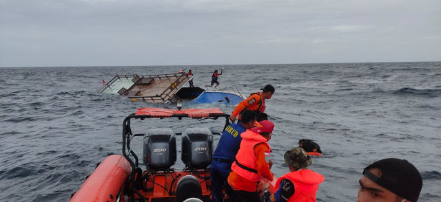 Tim regu penyelamat dari Basarnas dan Polairud berhasil menyelamatkan para penumpang kapal. Foto: Dok Basarnas Kendari.