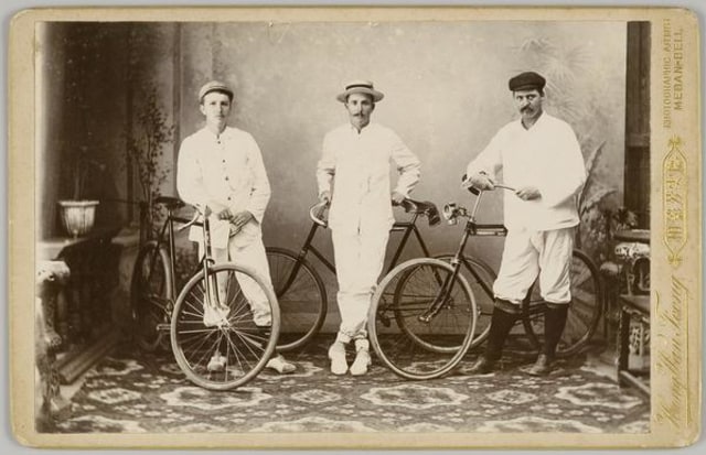 Tiga pria Eropa dengan sepedanya di sebuah studio foto di Medan, Sumatera Utara, tahun 1895. Foto: Dok. Leiden University Libraries.