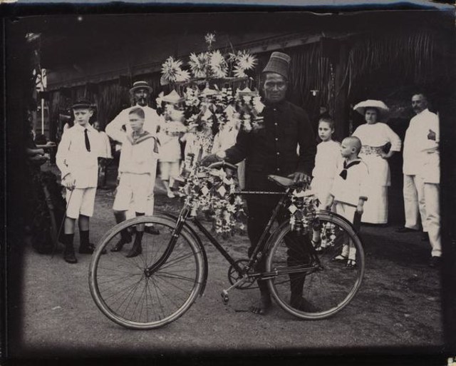 Seorang pribumi dan Sepeda hias pada Pameran Kolonial di Semarang tahun 1914. Foto: Dok. Leiden University Libraries.