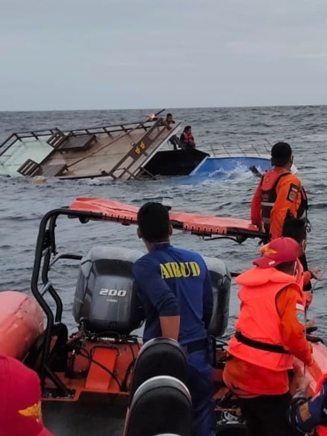 Tim SAR berusaha mengevakuasi penumpang kapal Guide DCDC yang tenggelam di Perairan Malaoge Kabupaten Buton, Sulawesi Tenggara, Minggu (5/7).  Foto: Humas Basarnas/ANTARA FOTO