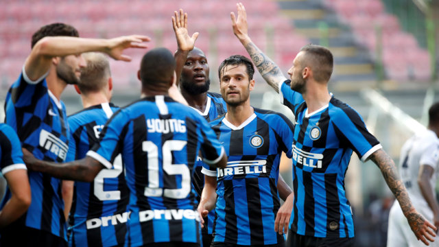 Selebrasi pemain Inter Milan usai mencetak gol pada lanjutan Seri A di Giuseppe Meazza, Milan, Italia. Foto: Alessandro Garofalo/REUTERS