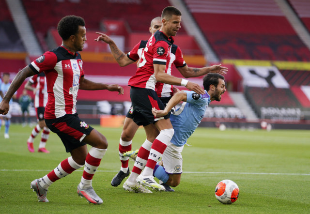 Bernardo Silva terjatuh saat City melawan Southampton. Foto: Will Oliver/Reuters