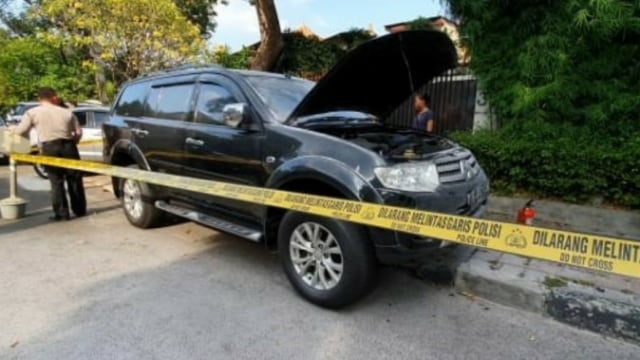 Mobil yang menjadi sasaran ledakan diduga bom rakitan di Jalan Adiwinata, Menteng, Jakarta Pusat, Minggu (5/7/2020) Foto: ANTARA/HO-Dokumentasi Bongga Wangga