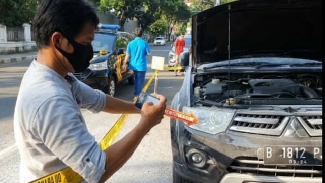 Mobil yang menjadi sasaran ledakan di Jalan Yusuf Adiwinata, Menteng, Jakarta Pusat, Minggu (5/7/2020) Foto: ANTARA/HO-Dokumentasi Bongga Wangga