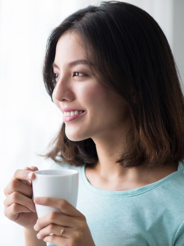 Ilustrasi ibu menyusui minum teh biji adas untuk ASI booster. Foto: Shutterstock