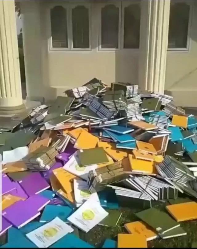 TANGKAPAN layar skripsi mahasiswa Universitas Lancang Kuning (Unilak) Riau yang dibuang dan dicampakkan ke tanah di Perpustakaan universitas. 