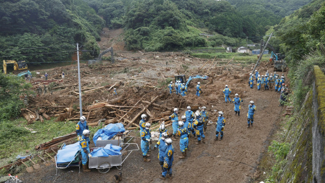 Petugas polisi mencari korban hilang tanah longsor di kota Tsunagi, prefektur Kumamoto, Jepang. Foto: Kyodo / via REUTERS