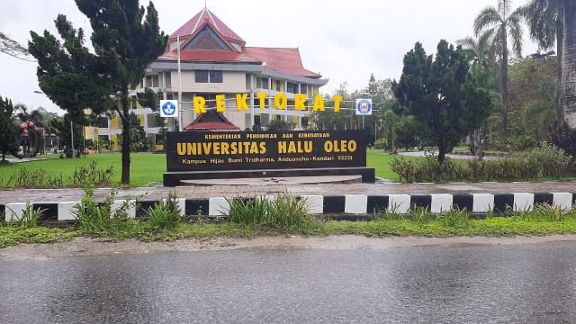 Gedung Rektorat Universitas Halu Oleo. Foto: Geraldy Rakasiwi/kendarinesia.