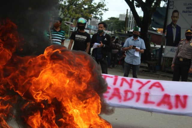 Aksi demonstrasi di Kolaka Utara meminta agar tambang ditutup karena penyebaran virus corona. Foto: Lukman Budianto/kendarinesia.