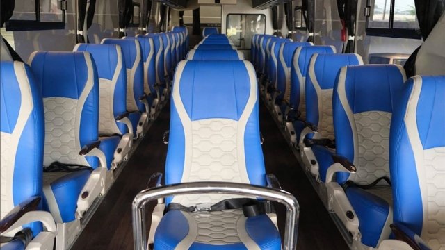 Bus dengan desain social distancing dari Laksana. Foto: Instagram/@laksanabus