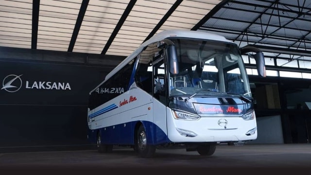 Bus dengan desain social distancing dari Laksana. Foto: Instagram/@laksanabus