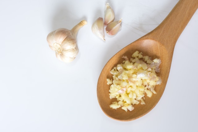 Bawang putih cincang yang dicampur dengan air mawar bisa mengatasi jerawat pada kulit sensitif. Foto: Shutterstock
