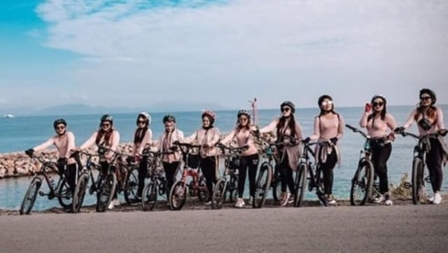 Heboh wanita berbaju seksi gowes keliling Kota Banda Aceh. Foto: Instagram/@tercyduck.aceh