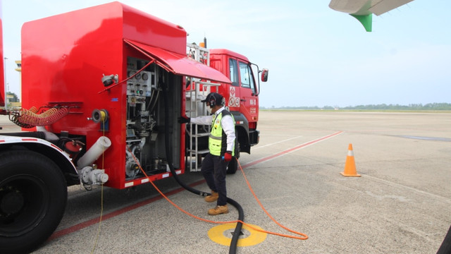 Petugas mengisi bahan bakar avtur ke pesawat di Bandara Hang Nadim.  Foto: Dok. Cika Indonesia