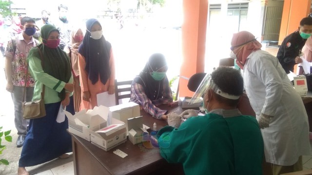 Calon peserta UTBK dalam SBMPTN tahun 2020 asal Kabupaten Bojonegoro, saat ikuti rapid test gratis di UPT Labkesda, Dinask Kesehatan Kabupaten Bojonegoro. Senin (06/07/2020)