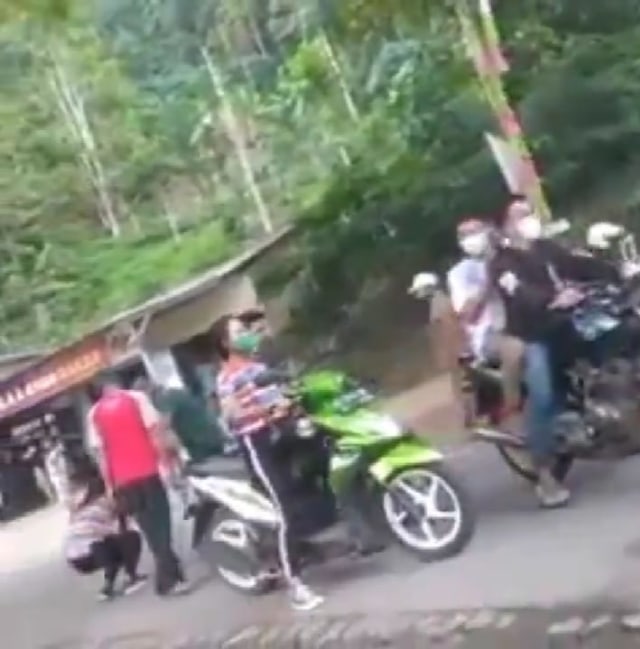 Viral video gerombolan biker di Ponorogo, Jawa Timur,  dipukul warga pakai sandal. (Foto: Instagram/Tangkapan Layar @viraterkini99)