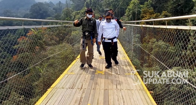 Jembatan gantung situ gunung atau suspension bridge yang diberi tanda. Objek wisata Situ Gunung termasuk jembatan gantung atau suspenion bridge akan kembali dibuka pada tanggal 10 Juli 2020 mendatang. | Sumber Foto:Oksa BC