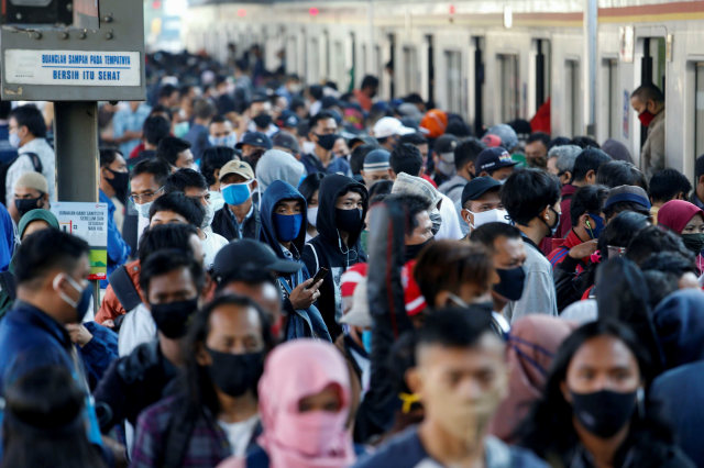 Kepadatan penumpang di jam sibuk di Stasiun Tanah Abang saat PSBB transisi di Jakarta. Foto: Ajeng Dinar Ulfiana/REUTERS