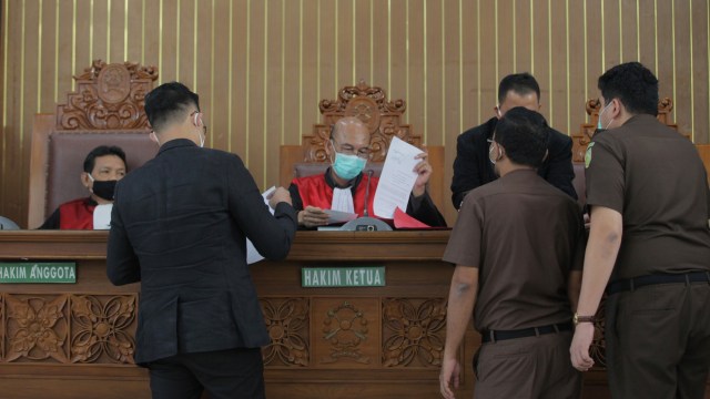 Sidang permohonan peninjauan kembali  yang diajukan oleh buronan kasus korupsi pengalihan hak tagih (cessie) Bank Bali, Djoko Tjandra di PN Jakarta Selatan. Foto: Reno Esnir/ANTARA FOTO