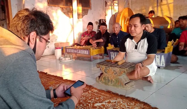 Wawan Dinawan saat diwawancara sejumlah wartawan terkait rencana pementasan wayang wong  di Gedung Kesenian Rara Santang, Kota Cirebon. (Juan)