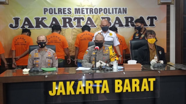 Kapolres Jakarta Barat Kombes Pol Audie S Latuheru (tengah) saat konferensi pers penangkapan pelaku tawuran. Foto: Dok. Polres Jakbar