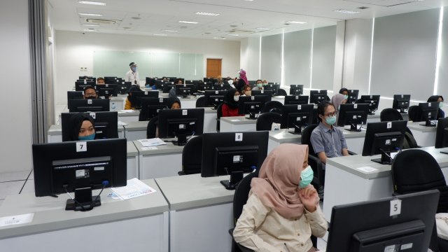 Peserta mengikuti Ujian Tulis Berbasis Komputer (UTBK) saat seleksi masuk perguruan tinggi negeri di Kampus UGM, DI Yogyakarta, Senin (6/7).  Foto: Arfiansyah Panji Purnandaru/kumparan