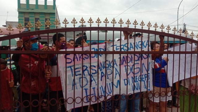 Warga berunjuk rasa di depan Polsek Percut Sei Tuan meminta saksi dalam kasus pembunuhan dipulangkan. Foto: Istimewa