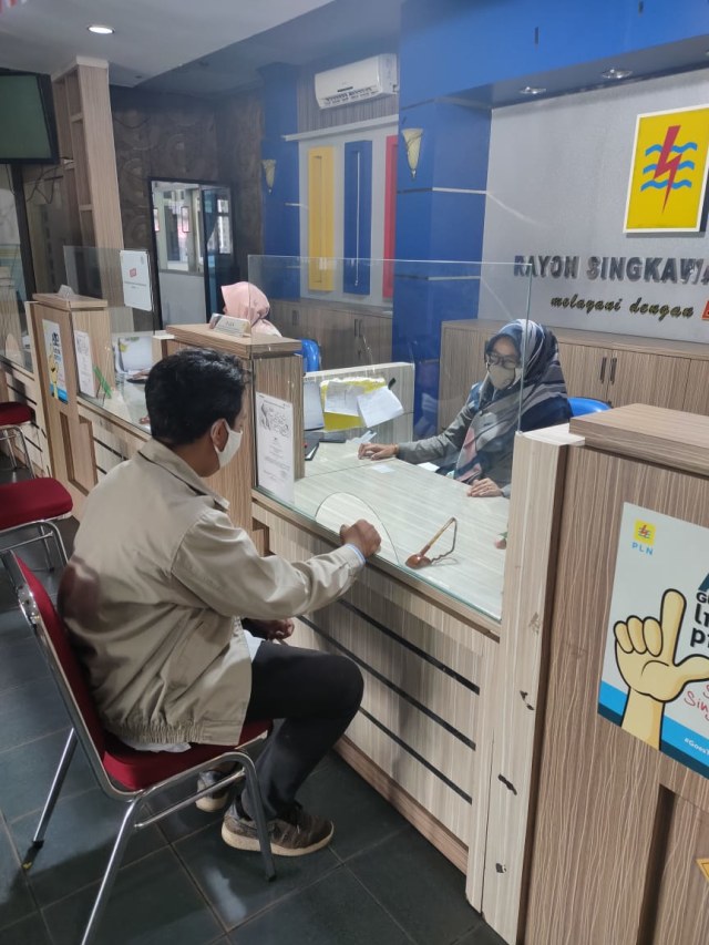 Petugas PLN melayani pelanggan yang datang ke kantor unit layanan. Foto: Dok PLN Kalbar