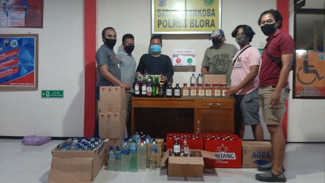Ratusan botol miras yang diamankan Sat Narkoba Polres Blora, dari warung-warung dan kafe di wilayah Kecamatan Jepon dan Kota Blora.