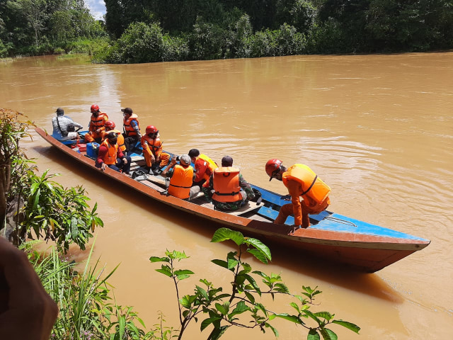 Pencarian warga yang diduga tenggelam di Sungai Sepauk Desa Lengkenat oleh Tim SAR. Foto: Dokumen Polres Sintang