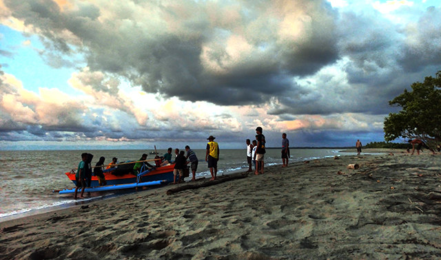 Menikmati Indahnya Sunset di Pantai Bunga Indah Bolmut ...